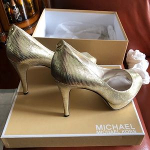 Michael kors gold shoes size 8